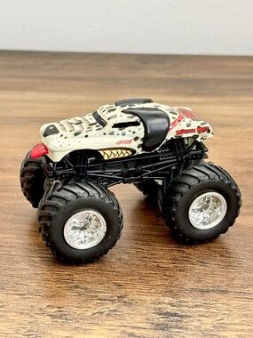 Monster Jam Monster Mutt Dalmatian Dog Truck Die Cast Silver Tires Hot Wheels